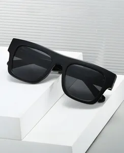 Détails des charnières et marquage sur la monture des lunettes de soleil carrées noires