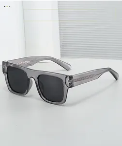 Détail des lunettes de soleil carrées avec motif diamant argenté sur branche gris clair