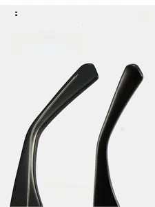 Détail des branches courbées ergonomiques de lunettes de soleil polarisées noires pour hommes