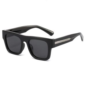 Lunettes de soleil polarisées carrées surdimensionnées avec monture noire et détails
