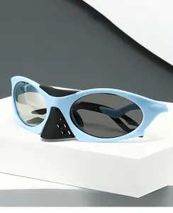 Détail de lunettes de sport bleues avec plaquettes de nez et protections latérales