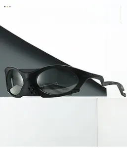 Détail de lunettes de sport noires avec branches en Z et plaquettes de nez ventilées