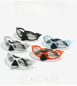 Détail de lunettes de cyclisme polarisées avec protection nasale respirante et monture sport