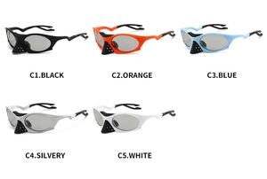 Détail de lunettes de soleil sport futuristes en cinq coloris avec branches éclair