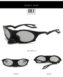 Vue sous trois angles de lunettes de sport noires avec verres polarisés et aérations