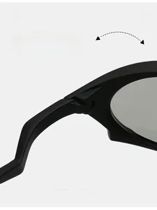 Gros plan sur les charnières robustes de lunettes de soleil de sport noir mat polarisées