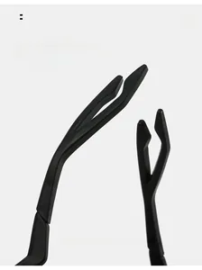 Vue détaillée des branches de lunettes de soleil ergonomiques noires mates à bout fendu