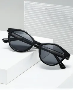Gros plan détaillé de lunettes œil-de-chat avec charnières premium et numéro de modèle