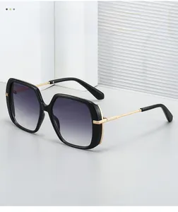 Détail de lunettes de soleil carrées oversize avec monture noire et branches dorées