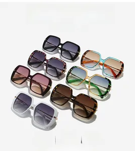 Détail montrant l'assortiment diagonal de lunettes de soleil carrées en plusieurs coloris