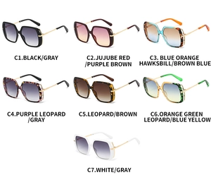 Collection de sept lunettes de soleil carrées surdimensionnées en diverses couleurs