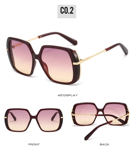 Détails des lunettes de soleil carrées bordeaux avec verres dégradés et branches dorées