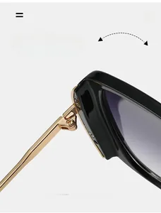 Détail de la charnière en métal doré et des verres dégradés violets des lunettes carrées