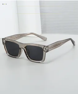 Détail de lunettes de soleil grises avec texture de losanges gaufrée sur la branche