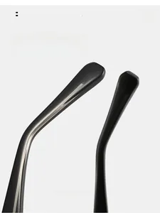 Détail de la branche de lunettes de soleil montrant le cadre noir et le noyau métallique