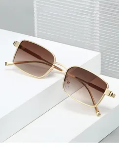 Détail des lunettes de soleil carrées 2025 avec monture dorée et verres dégradés