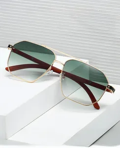 Détail de lunettes aviateur à double pont avec monture dorée et verres dégradés