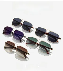 Vue détaillée des lunettes pilote en cinq couleurs avec branches effet bois