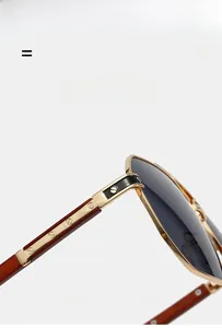 Détail des lunettes pilote à double pont avec branches aspect bois et charnière en métal