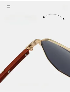 Détail de la charnière en métal doré sur les branches effet bois des lunettes
