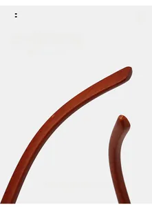 Détail des branches de lunettes incurvées avec texture grain de bois et design ergonomique