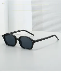 Detailansicht der ovalen PC-Sonnenbrille mit silbernen Nieten und dunklen UV-Gläsern