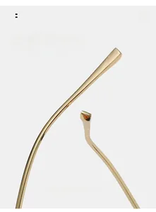 Détail des branches en métal doré incurvé sur lunettes de soleil carrées
