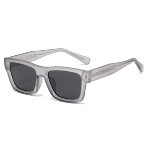 Lunettes de soleil polarisées carrées minimalistes avec monture grise et branches texturées