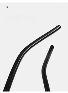 Nahaufnahme der ergonomisch geschwungenen Brillenbügel einer schwarzen glänzenden Sonnenbrille