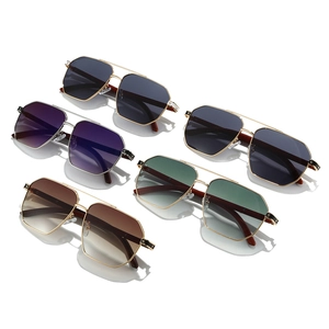 Série de lunettes aviateur à double pont avec effet bois et verres dégradés