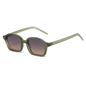 Oligrüne ovale Sonnenbrille mit Verlaufsgläsern und Metallnieten auf weißem Hintergrund