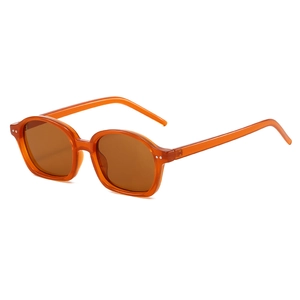 Retro-Sonnenbrille aus PC mit bernsteinfarbenem Rahmen und braunen Gläsern mit Nieten