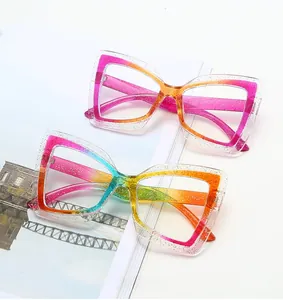 Detail von Oversized-Regenbogenbrillen mit Glitzer und modischem Schmetterlingsdesign