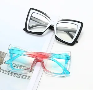 Detail von Oversize-Cat-Eye-Brillen mit bunten Mustern und robusten Metallscharnieren