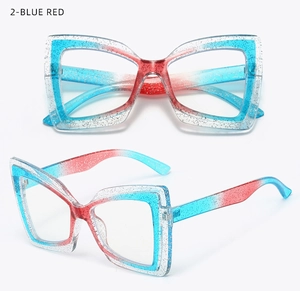 Details von blau-rot verlaufendem Brillengestell mit Glitzerflocken und quadratischem Design
