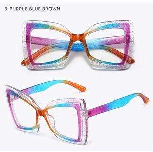 Detail der übergroßen Schmetterlingsbrille mit lila-blau-braunem Glitzerverlauf