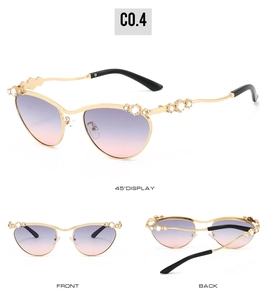 Detailansicht der ovalen Goldmetall-Sonnenbrille mit Kristallverzierung und Verlaufsgläsern
