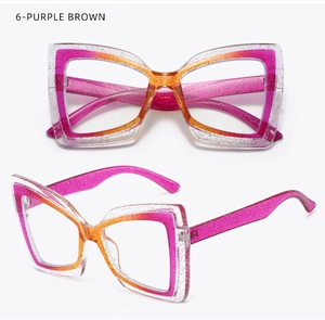Detailansicht der lila-braunen Cat-Eye-Brille mit Glitzereffekt aus zwei Winkeln
