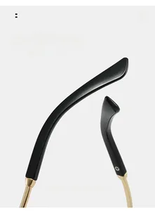 Detail der ergonomischen Bügelenden und goldfarbenen Scharniere der ovalen Brille