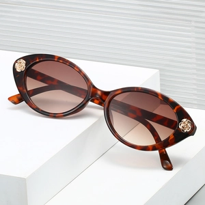Retro oval tortoiseshell sunglasses with golden rose accents and gradient lenses