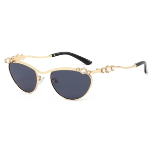 Ovale goldene Metall-Sonnenbrille mit Kristallbesatz und dunkelgrauen Gläsern für Damen