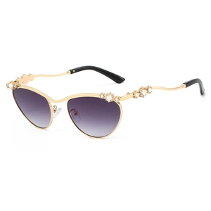 Luxuriöse ovale Metall-Sonnenbrille in Gold mit lila Verlaufsgläsern und Strasssteinen