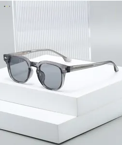 Détail des lunettes de soleil TR90 avec monture grise transparente et noyau en métal