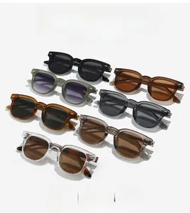 Détail de lunettes de soleil carrées rétro en TR90 avec rivets métalliques en plusieurs tons