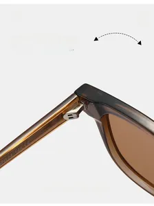 Détail des charnières métalliques sur les lunettes de soleil carrées en TR90 marron