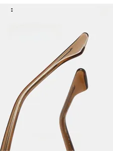 Détail des branches courbées ambre de lunettes TR90 pour un port confortable et stable