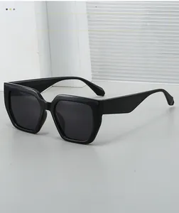 Détail de lunettes de soleil carrées noir brillant avec monture épaisse sur fond moderne