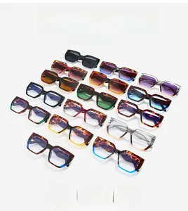 Assortiment de lunettes de soleil carrées surdimensionnées aux couleurs et motifs variés