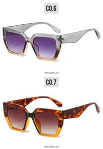Vue à 45 degrés de lunettes de soleil carrées en gris transparent et écaille de tortue