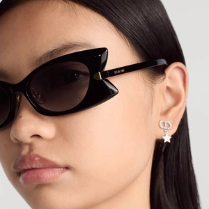 Lunettes de soleil œil de chat papillon pour femme avec logo doré et boucles CD